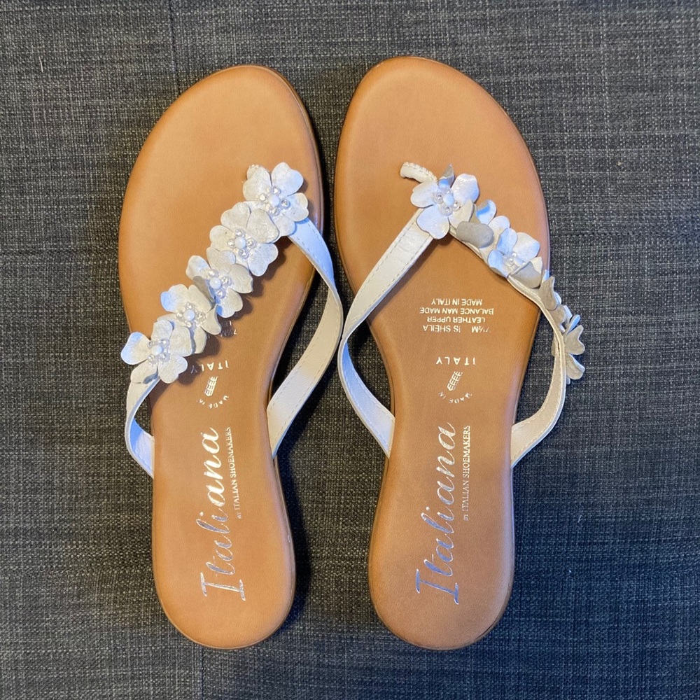 NWOT Italiana by Italian Shoemakers Flower Sandals